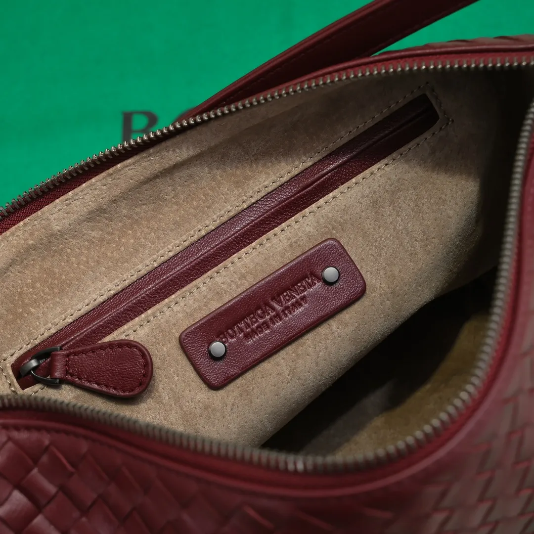 Batch 1260 BV classic women's hand-held shoulder crossbody bag, made of imported sheepskin purely hand-woven, lined with pigskin, equipped with original matte hardware, with long shoulder straps that can be adjusted in length, impeccable workmanship, top-notch craftsmanship, focusing on high-end quality, the first choice for product identification, real-life pictures 👉🏻The color is great👍 Size: 28*18*14 Model: 9843